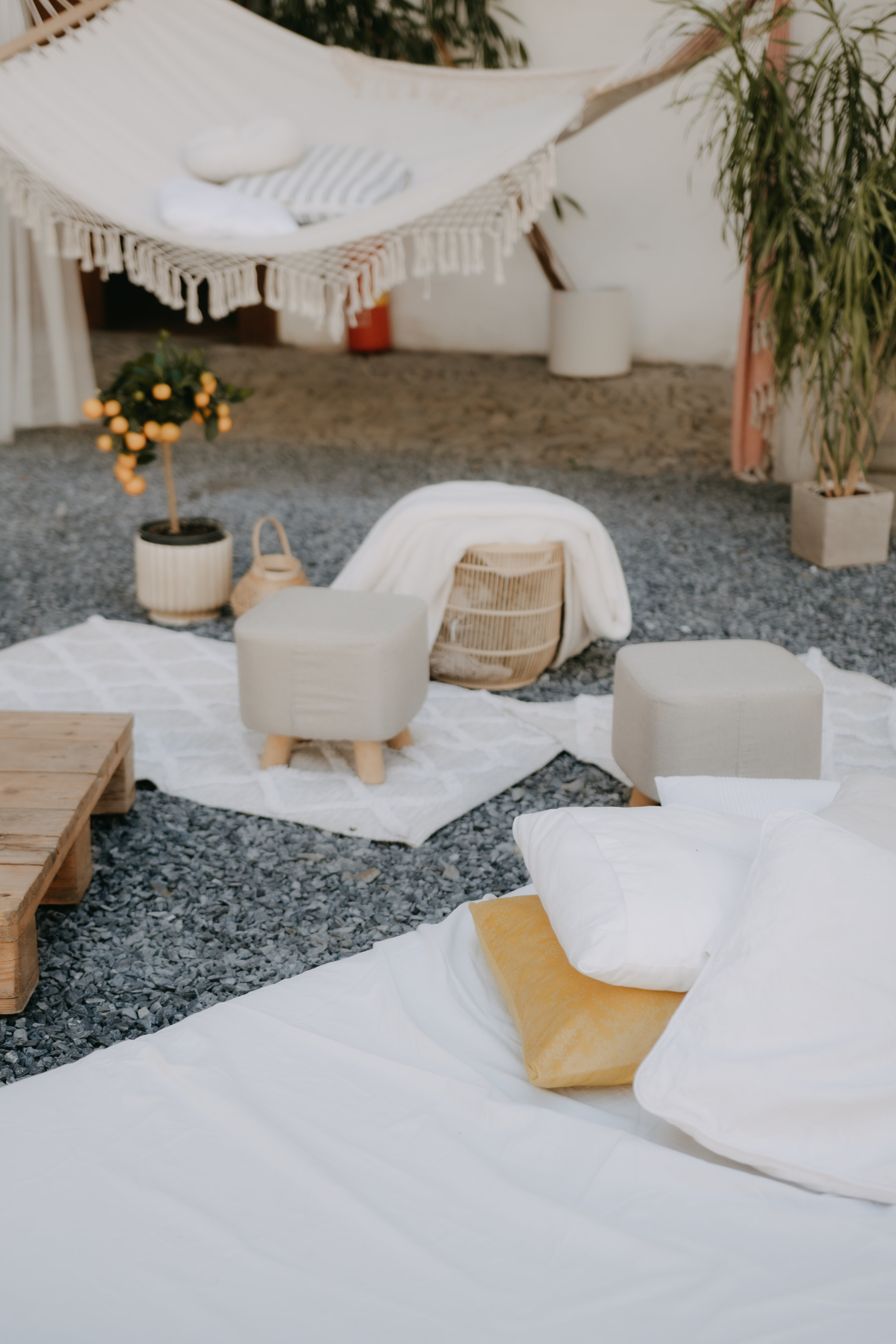 Puf béžový se zlatou nitkou