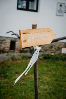 Ukazatel šipka SVATBA