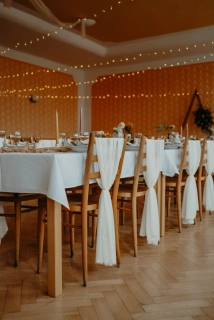 Šifon bílý na židli